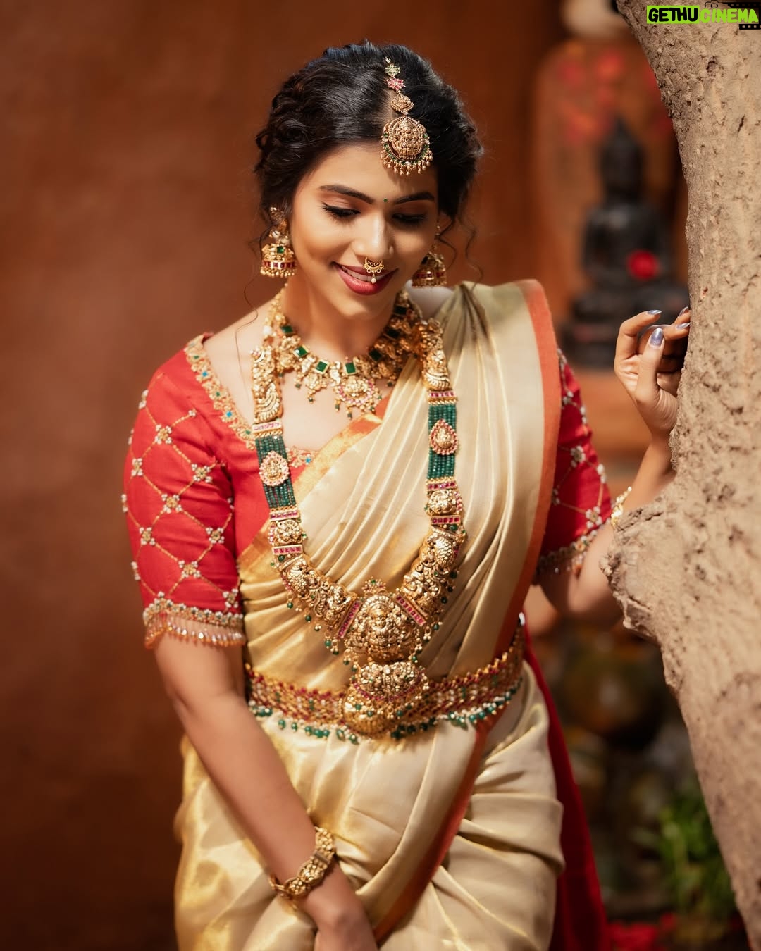 ichandanak gowda - 4.4K Likes - ಬೆಲ್ಲ ಮತ್ತು ಬೇವಿನ ಎಲೆಗಳ ಸಿಹಿ ರುಚಿ ಜೀವನದ ಕಹಿ ಸಿಹಿ ಕ್ಷಣಗಳನ್ನು ಸಂಕೇತಿಸಲಿ✨
ಯುಗಾದಿಯ ಶುಭಾಶಯಗಳು♥️🌸
Outfit- @swandesignerstudio
Makeover- @makeoverwithsowmya_gowda
Hair - @hair_and_makeup_by_vinaya_jain
Clickz - @prashu_photographer
Jewels - @rentingstoli
Location - @aurakalari
#ugadi #foryou #explore #instagood #trending #kannadathi #saree