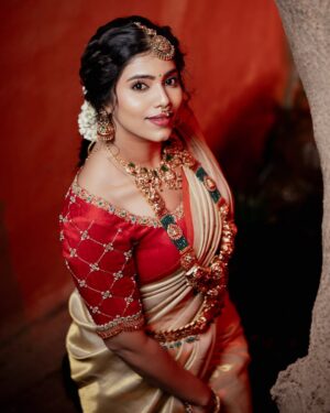 ichandanak gowda Instagram - ಬೆಲ್ಲ ಮತ್ತು ಬೇವಿನ ಎಲೆಗಳ ಸಿಹಿ ರುಚಿ ಜೀವನದ ಕಹಿ ಸಿಹಿ ಕ್ಷಣಗಳನ್ನು ಸಂಕೇತಿಸಲಿ✨
ಯುಗಾದಿಯ ಶುಭಾಶಯಗಳು♥️🌸

Outfit- @swandesignerstudio 
Makeover- @makeoverwithsowmya_gowda 
Hair - @hair_and_makeup_by_vinaya_jain 
Clickz - @prashu_photographer 
Jewels - @rentingstoli
Location - @aurakalari

#ugadi #foryou #explore #instagood #trending #kannadathi #saree