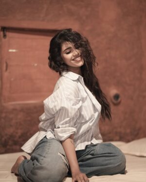 ichandanak gowda Instagram - Ooo sonaaa♥️

Clicks : @chanduu__17 
Mua : @makeoverwithsowmya_gowda 
Hairstylist: @hair_and_makeup_by_vinaya_jain 

#instagram #instagood #dreamy #foryou #explore #kannadathi  #viral #trending