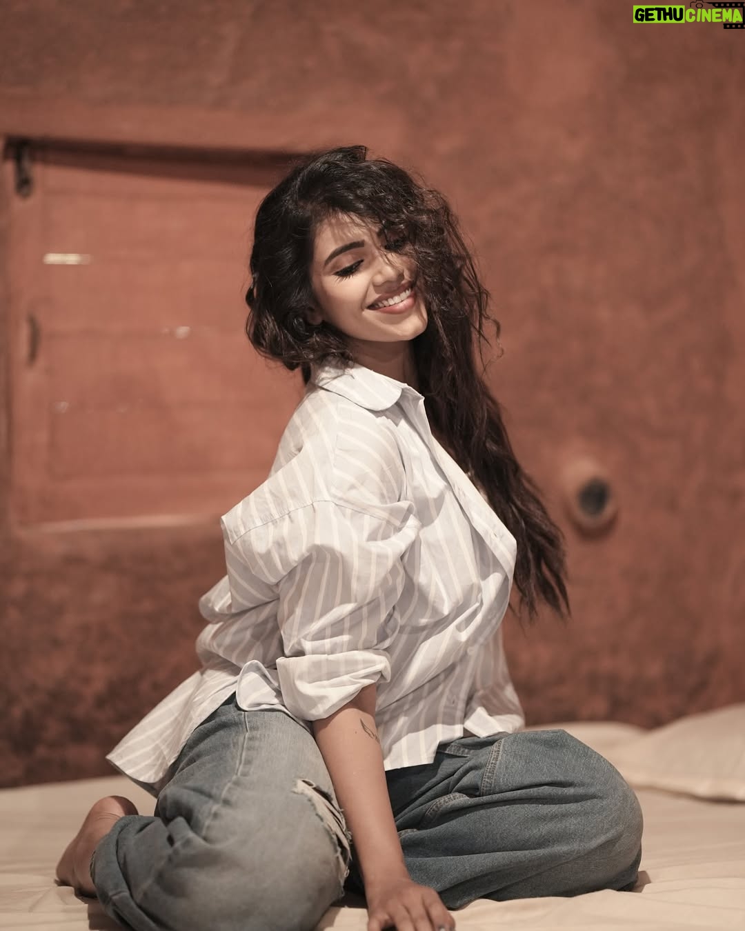 ichandanak gowda - 9.8K Likes - Ooo sonaaa♥️
Clicks : @chanduu__17
Mua : @makeoverwithsowmya_gowda
Hairstylist: @hair_and_makeup_by_vinaya_jain
#instagram #instagood #dreamy #foryou #explore #kannadathi #viral #trending