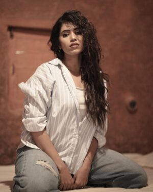ichandanak gowda Instagram - Ooo sonaaa♥️

Clicks : @chanduu__17 
Mua : @makeoverwithsowmya_gowda 
Hairstylist: @hair_and_makeup_by_vinaya_jain 

#instagram #instagood #dreamy #foryou #explore #kannadathi  #viral #trending