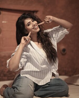 ichandanak gowda Instagram - Ooo sonaaa♥️

Clicks : @chanduu__17 
Mua : @makeoverwithsowmya_gowda 
Hairstylist: @hair_and_makeup_by_vinaya_jain 

#instagram #instagood #dreamy #foryou #explore #kannadathi  #viral #trending