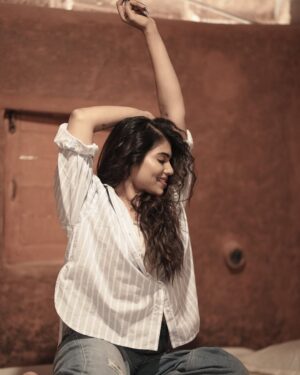 ichandanak gowda Instagram - Ooo sonaaa♥️

Clicks : @chanduu__17 
Mua : @makeoverwithsowmya_gowda 
Hairstylist: @hair_and_makeup_by_vinaya_jain 

#instagram #instagood #dreamy #foryou #explore #kannadathi  #viral #trending