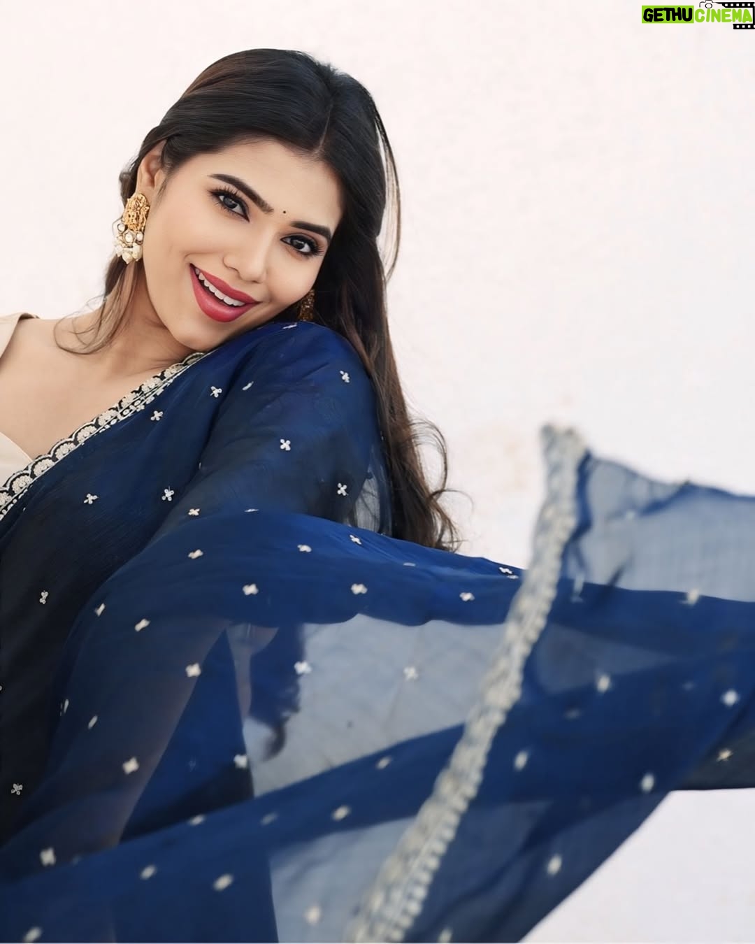 ichandanak gowda - 4.1K Likes - 🎵🎶
📸: @one8_pics
💄: @sachin_makeover
🥻: @_purplestudios_
#instagram #instagram #foryou #explorepage #saree #goodvibes