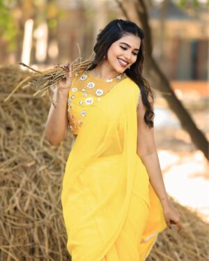 ichandanak gowda Instagram - 🌼🌼
 
📸: @one8_pics 
  @unique_wedding_stories 
MUA @sachin_makeover 

#instagood #instagram #kannada #trending #foryou #explore