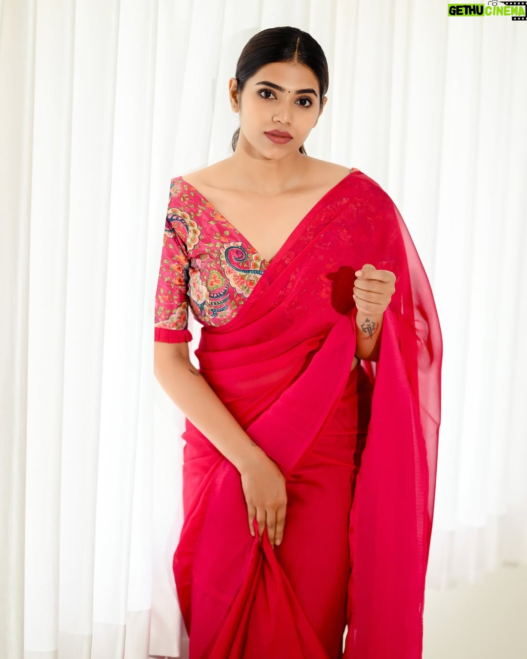 ichandanak gowda - 4.6K Likes - ಸೋತೆ ಹೋದೆ ಸೋತೆ ಹೋದೆ ♥️🌸
📸: @framesbyvikaskakolu
Hairstyle: @sinchugowda_hairstylist
#mayavi #kannada #instagood #instagram #foryou #explorepage #trending #soulfull