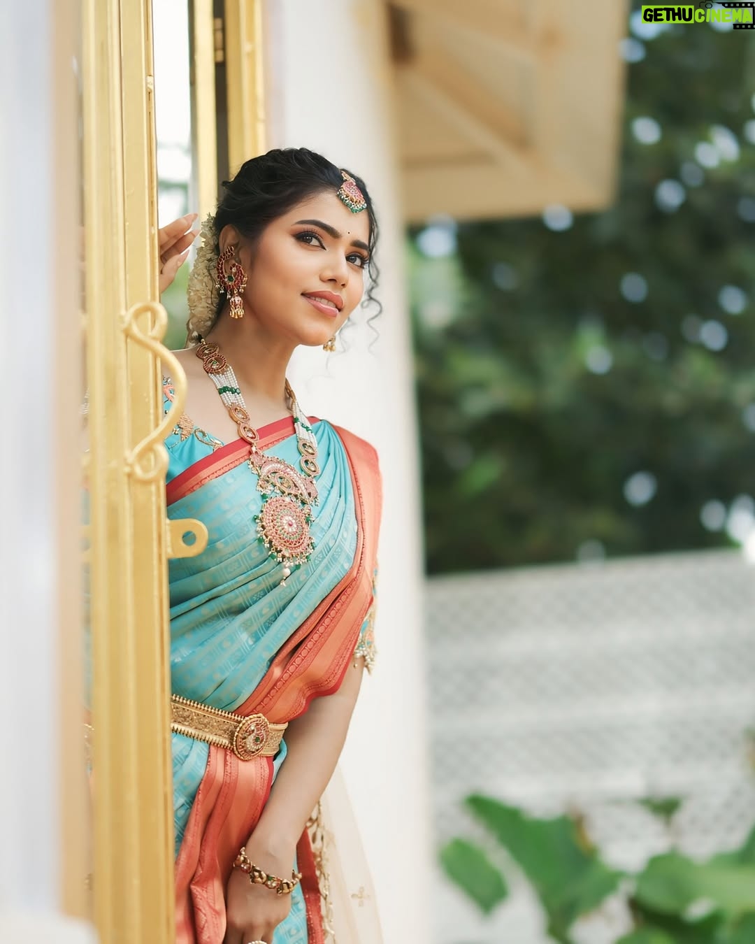 ichandanak gowda - 3.4K Likes - 🕊️
Saree:@samhardha_designs_
📸: @weddingclickz
MUA: @makeover_with_rashmigowda
Venue: @bougainvillacelebrateluxury
Organized by @deepugowda.v
#instagram #instagood #saree #treditional #bridallook #kannadathi #kannada #foryou #foryoupage #explore