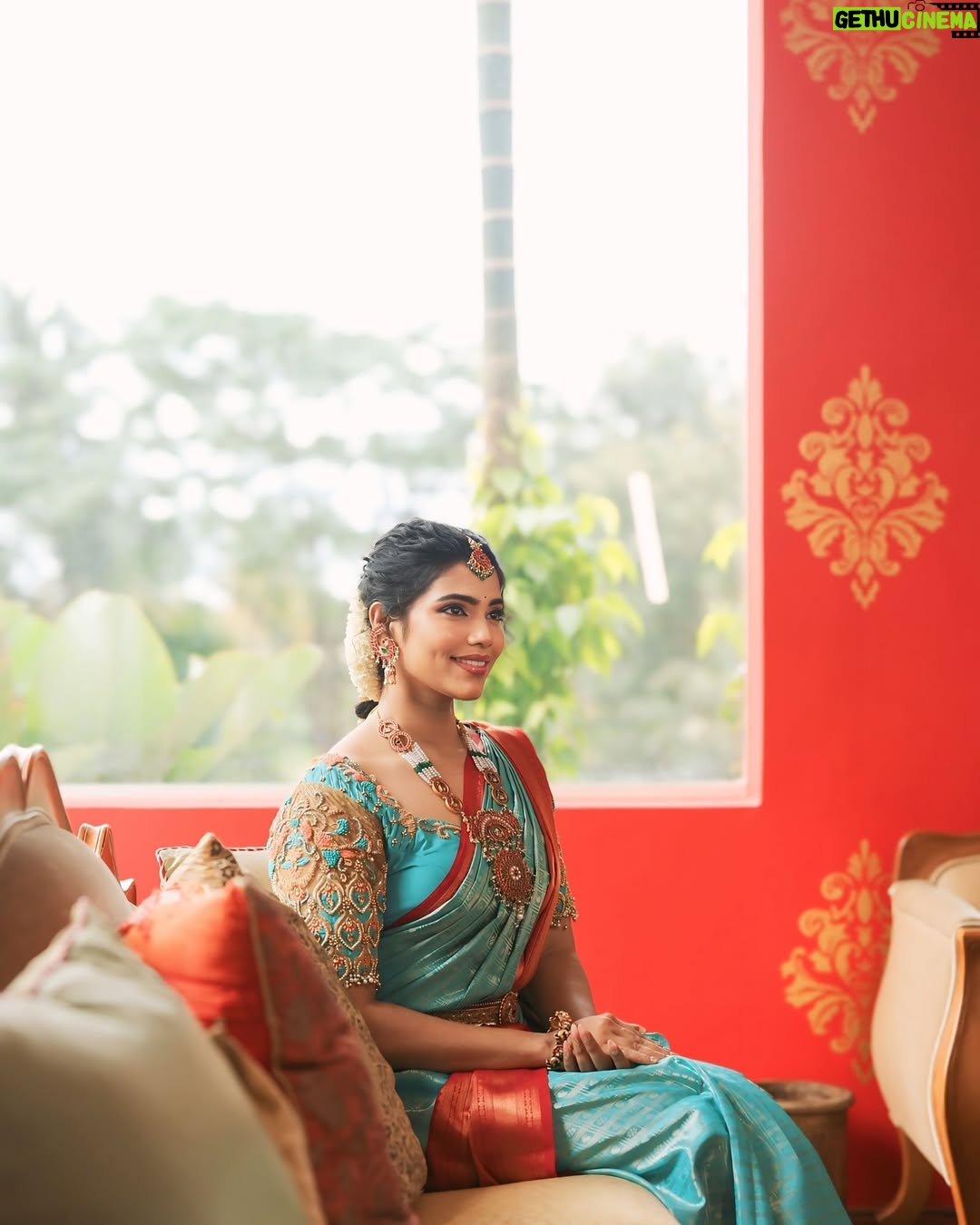 ichandanak gowda - 3.4K Likes - 🕊️
Saree:@samhardha_designs_
📸: @weddingclickz
MUA: @makeover_with_rashmigowda
Venue: @bougainvillacelebrateluxury
Organized by @deepugowda.v
#instagram #instagood #saree #treditional #bridallook #kannadathi #kannada #foryou #foryoupage #explore
