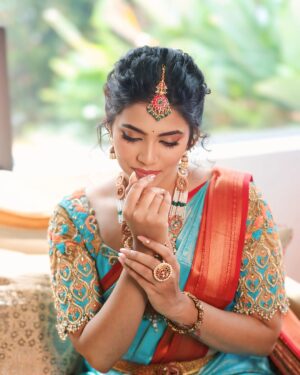 ichandanak gowda Instagram - 🕊️

Saree:@samhardha_designs_ 
📸: @weddingclickz 
MUA: @makeover_with_rashmigowda 
Venue: @bougainvillacelebrateluxury 
Organized by @deepugowda.v 

#instagram #instagood #saree #treditional #bridallook #kannadathi #kannada #foryou #foryoupage #explore