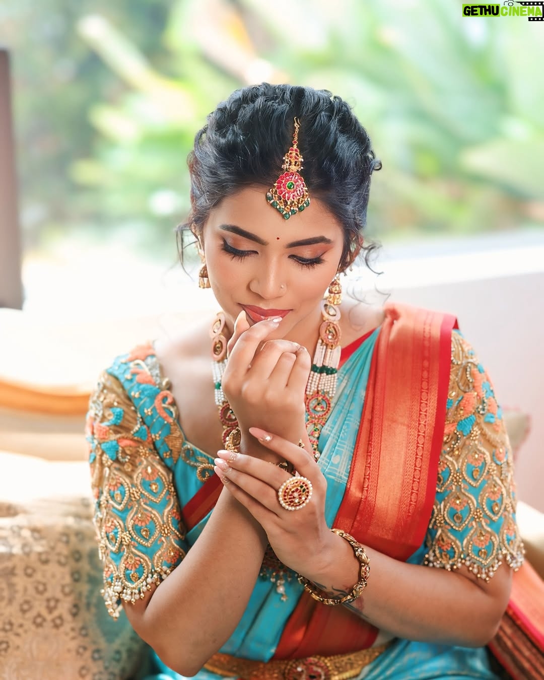 ichandanak gowda - 3.4K Likes - 🕊️
Saree:@samhardha_designs_
📸: @weddingclickz
MUA: @makeover_with_rashmigowda
Venue: @bougainvillacelebrateluxury
Organized by @deepugowda.v
#instagram #instagood #saree #treditional #bridallook #kannadathi #kannada #foryou #foryoupage #explore