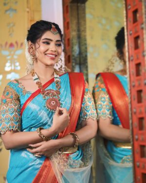 ichandanak gowda Instagram - 🕊️

Saree:@samhardha_designs_ 
📸: @weddingclickz 
MUA: @makeover_with_rashmigowda 
Venue: @bougainvillacelebrateluxury 
Organized by @deepugowda.v 

#instagram #instagood #saree #treditional #bridallook #kannadathi #kannada #foryou #foryoupage #explore