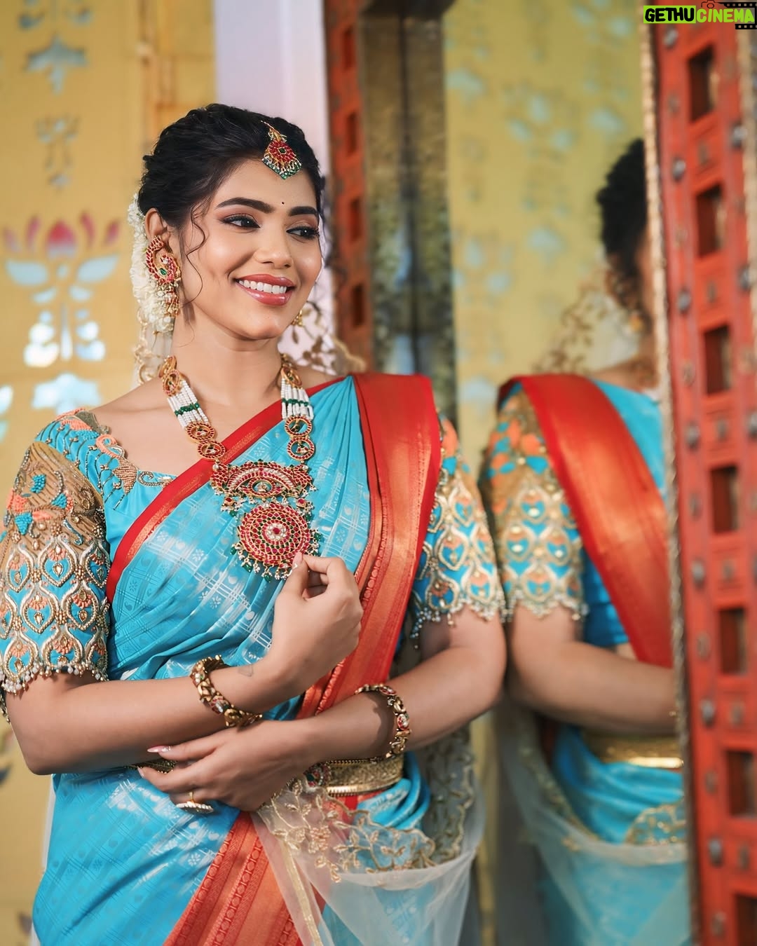 ichandanak gowda - 3.4K Likes - 🕊️
Saree:@samhardha_designs_
📸: @weddingclickz
MUA: @makeover_with_rashmigowda
Venue: @bougainvillacelebrateluxury
Organized by @deepugowda.v
#instagram #instagood #saree #treditional #bridallook #kannadathi #kannada #foryou #foryoupage #explore