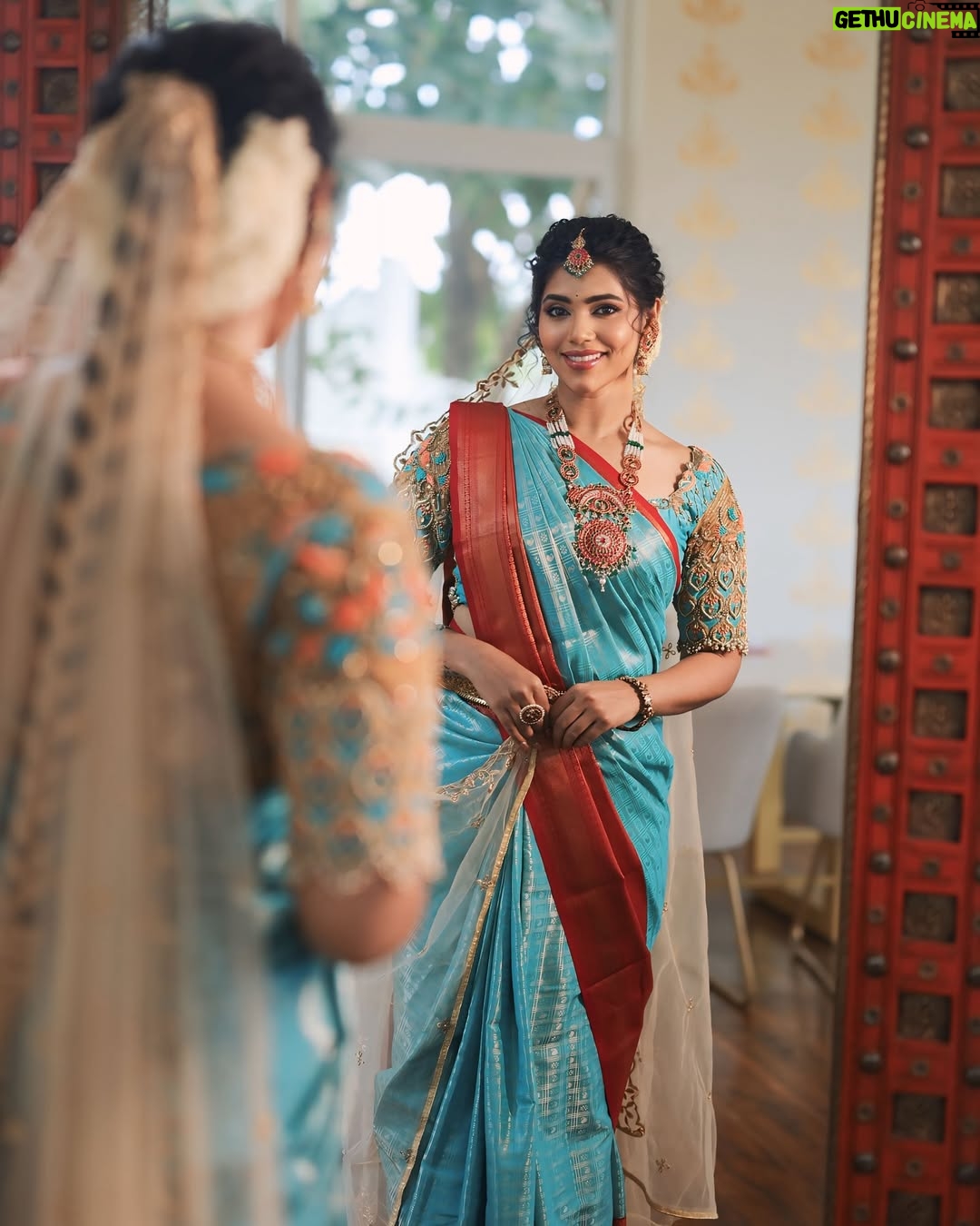 ichandanak gowda - 3.4K Likes - 🕊️
Saree:@samhardha_designs_
📸: @weddingclickz
MUA: @makeover_with_rashmigowda
Venue: @bougainvillacelebrateluxury
Organized by @deepugowda.v
#instagram #instagood #saree #treditional #bridallook #kannadathi #kannada #foryou #foryoupage #explore