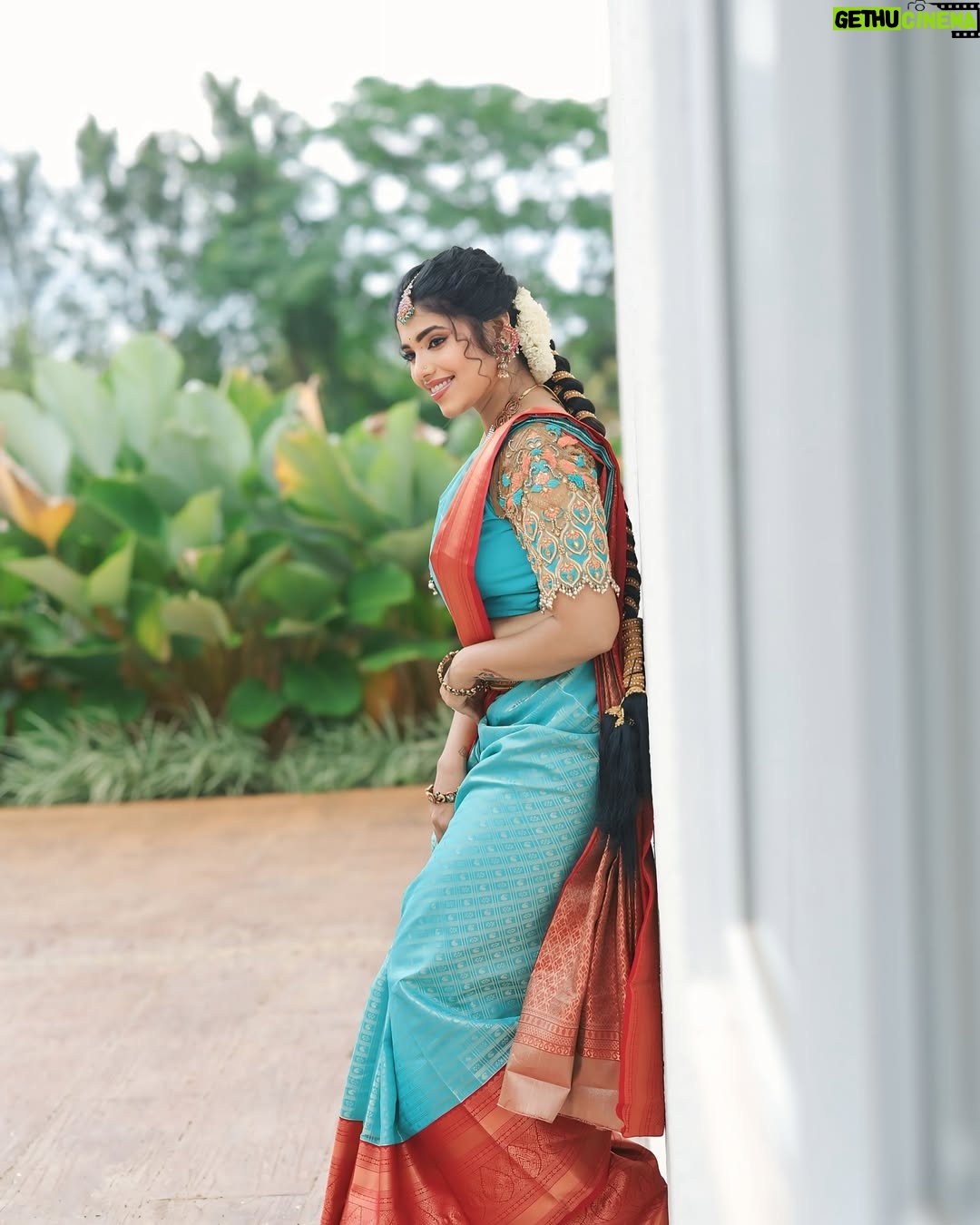 ichandanak gowda - 3.4K Likes - 🕊️
Saree:@samhardha_designs_
📸: @weddingclickz
MUA: @makeover_with_rashmigowda
Venue: @bougainvillacelebrateluxury
Organized by @deepugowda.v
#instagram #instagood #saree #treditional #bridallook #kannadathi #kannada #foryou #foryoupage #explore
