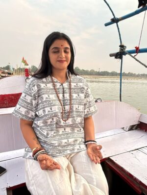 jhanvi R Instagram - ಅಮ್ಮ , ದೊಡ್ಡಮ್ಮ, ಚಿಕ್ಕಮ್ಮನಿಗೆ ಕಾಶಿ ಯಾತ್ರೆ ಮಾಡಿಸಿದ ಸಾರ್ಥಕತೆ … 

#jaaliwithjaans #jhanvianchor #jhanviactor #jhanvinewsanchor #majaacafe #nannammasuperstar #gichigiligili #saviruchi #familygangster #jaaliwithjaans #podcast #interviews #adhipatra #heroine