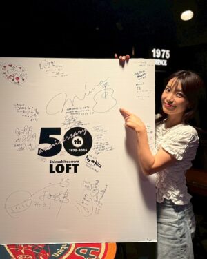 miwa Instagram - なんと！下北沢ロフトさんが、miwa15周年お祝いコーナーを作ってくださってたので、見てきました🥹🩷
すごかった🥹✨エモい、、、😭

50周年の下北沢ロフトさん✨おめでとうございます☺️✨
下北沢ロフトさん50周年×miwa15周年で何ができたらいいですね😊🩷

#miwa
#miwa15th
#下北沢ロフト