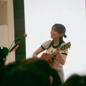 miwa Instagram - イオンレイクタウンkazeで15周年ベストアルバムのリリースイベントをしました💿✨
雨の中、来てくださった皆さんありがとうございました🥹✨
1階から3階までぎっしりと集まってくれたお客さん、そして初めて生で聴いてCDを買ってお見送り会に参加してくださったという方もいて、嬉しくなりました☺️
15周年、まだまだ初めましてのみなさんも大歓迎です✨

ミニライブでは、タオル回したり、手拍子してくれたり、歌ってくれてありがとう😊

リリースイベントはこれにて終了ですが、15周年イヤーはまだ続きます！
今夜はTOKYO FMのしらスタさんのボイトレディオに出演しますのでぜひ聴いてね！
今後も、FCラジオや大阪のFCイベント、アコチルフェス、ベイスターズの試合に登場などなど、まだまだ追いかけてもらえたら嬉しいです💙

#miwa
#miwa15th
#リリイベ
#イオンレイクタウンkaze