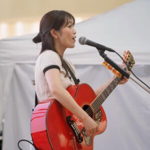 miwa Instagram - イオンレイクタウンkazeで15周年ベストアルバムのリリースイベントをしました💿✨
雨の中、来てくださった皆さんありがとうございました🥹✨
1階から3階までぎっしりと集まってくれたお客さん、そして初めて生で聴いてCDを買ってお見送り会に参加してくださったという方もいて、嬉しくなりました☺️
15周年、まだまだ初めましてのみなさんも大歓迎です✨

ミニライブでは、タオル回したり、手拍子してくれたり、歌ってくれてありがとう😊

リリースイベントはこれにて終了ですが、15周年イヤーはまだ続きます！
今夜はTOKYO FMのしらスタさんのボイトレディオに出演しますのでぜひ聴いてね！
今後も、FCラジオや大阪のFCイベント、アコチルフェス、ベイスターズの試合に登場などなど、まだまだ追いかけてもらえたら嬉しいです💙

#miwa
#miwa15th
#リリイベ
#イオンレイクタウンkaze