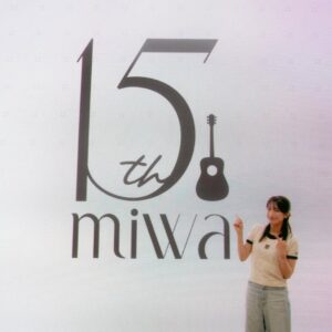 miwa Instagram - イオンレイクタウンkazeで15周年ベストアルバムのリリースイベントをしました💿✨
雨の中、来てくださった皆さんありがとうございました🥹✨
1階から3階までぎっしりと集まってくれたお客さん、そして初めて生で聴いてCDを買ってお見送り会に参加してくださったという方もいて、嬉しくなりました☺️
15周年、まだまだ初めましてのみなさんも大歓迎です✨

ミニライブでは、タオル回したり、手拍子してくれたり、歌ってくれてありがとう😊

リリースイベントはこれにて終了ですが、15周年イヤーはまだ続きます！
今夜はTOKYO FMのしらスタさんのボイトレディオに出演しますのでぜひ聴いてね！
今後も、FCラジオや大阪のFCイベント、アコチルフェス、ベイスターズの試合に登場などなど、まだまだ追いかけてもらえたら嬉しいです💙

#miwa
#miwa15th
#リリイベ
#イオンレイクタウンkaze