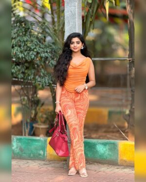 nethra gowdaa Instagram - Never compare 🧡🌤️

#nethragowda #sunnyvibes