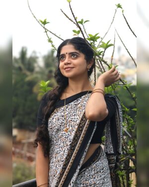 nethra gowdaa Instagram - Happiness is the best Makeup 🖤

#nethragowda