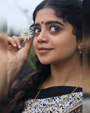 nethra gowdaa Instagram - Happiness is the best Makeup 🖤

#nethragowda