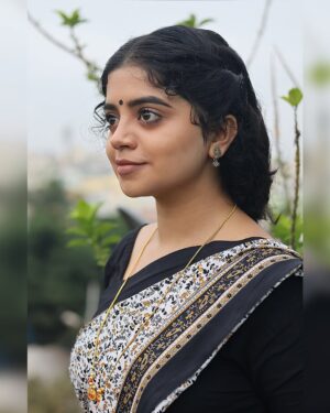 nethra gowdaa Instagram - Happiness is the best Makeup 🖤

#nethragowda