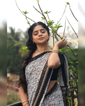 nethra gowdaa Instagram - Happiness is the best Makeup 🖤

#nethragowda
