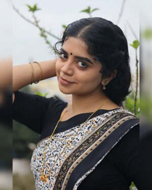 nethra gowdaa Instagram - Happiness is the best Makeup 🖤

#nethragowda