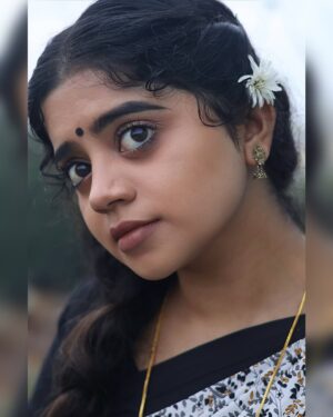 nethra gowdaa Instagram - Happiness is the best Makeup 🖤

#nethragowda