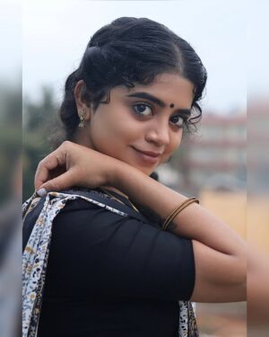 nethra gowdaa Instagram - Happiness is the best Makeup 🖤

#nethragowda