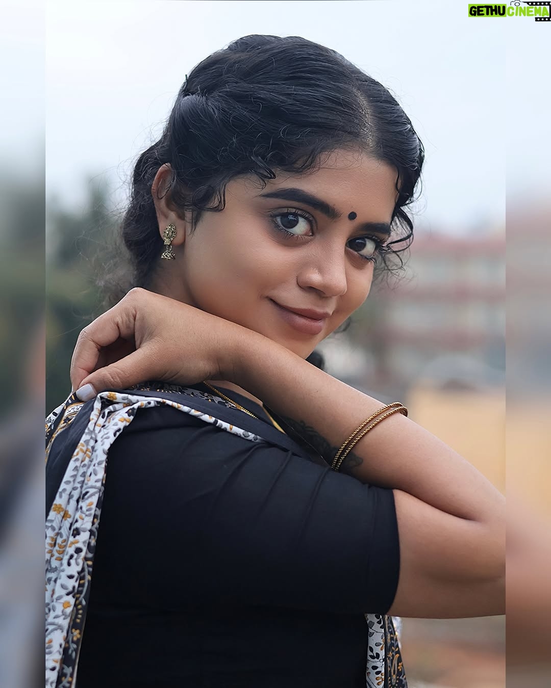 nethra gowdaa - 10K Likes - Happiness is the best Makeup š¤
#nethragowda