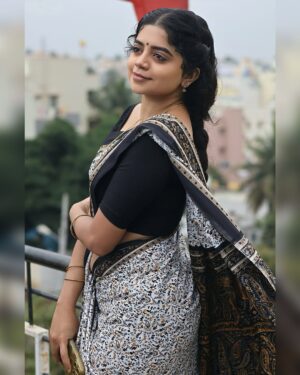 nethra gowdaa Instagram - Happiness is the best Makeup 🖤

#nethragowda