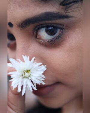 nethra gowdaa Instagram - Happiness is the best Makeup 🖤

#nethragowda