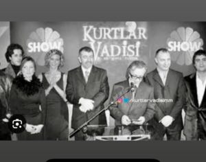 İpek Tenolcay Instagram - Değerli ustam , canım Osman hocam😔
Bizlere ve sektörümüze kattıklarınız paha biçilemez .Asla unutmayacağız seni, Mekanın cennet,ruhun şadolsun🙏🏼

Tüm sevenlerine başsağlığı ve sabırlar diliyorum .Allah rahmet eylesin😔

#osmansınav 
#kurtlarvadisi 
@sinegrafofficial 
#mügeulusoy 
@ipektenolcay 
#necatişaşmaz