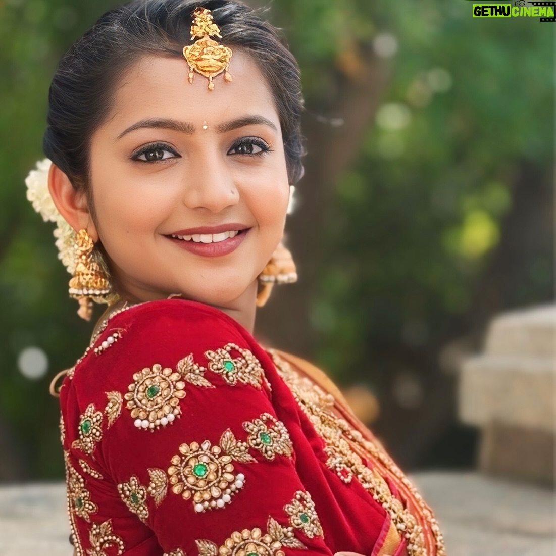 prathima thakur - 30.7K Likes - Beautiful saree & blouse - @chandangowda_official
@rentyourlook_by_chandangowda