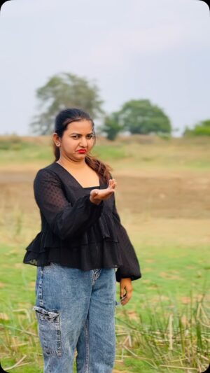 preethi nayaka Instagram - Yallinda barthiro nivella😂🤣
Tag those friends🥰

#preethinayaka #trending #friends