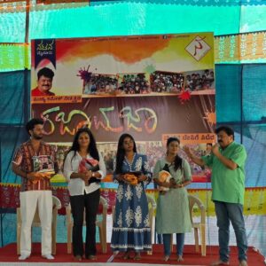 priyanka ds Instagram - 'ಆಸೆ'ಗಳೇ ಹಕ್ಕಿಗಳಾಗಿ,
ಕನಸುಗಳಾ ಆಗಸಕೇರೀ....."
ಮೈಸೂರಿನ ನಟನ ಸಂಸ್ಥೆಯ 
ರಜಾ ಮಜಾ ಮಕ್ಕಳ ಬೇಸಿಗೆ ಶಿಬಿರದ ಈ ದಿನದ 'ಸಾಧಕರೊಂದಿಗೆ ಸಂವಾದ'
ಕಾರ್ಯಕ್ರಮದ ಅಡಿಯಲ್ಲಿ 
ಭಾಗವಹಿಸಿದ್ದು ಆಸೆ ಧಾರಾವಾಹಿಯ ಪ್ರಮುಖ ಕಲಾವಿದರು :
ಶಾಂತಿ ಪಾತ್ರಧಾರಿ ಸ್ನೇಹ ನಂಬಿಯಾರ್, ಮೀನಾ ಪಾತ್ರಧಾರಿ ಪ್ರಿಯಾಂಕ, ರವಿ ಪಾತ್ರಧಾರಿ ಆಶ್ರಿತ್ ವಿಶ್ವನಾಥ್, ಮತ್ತು ಶೃತಿ ಪಾತ್ರಧಾರಿ ಇಂಚರ..
ರಜಾ ಮಜಾದ ವಿಶಿಷ್ಟ ಪರಿಕಲ್ಪನೆ ಬಗ್ಗೆ 
ಅಪಾರ ಶ್ಲಾಘನೆ ವ್ಯಕ್ತಪಡಿಸಿದ 
ಆಸೆ ಕಲಾವಿದರ ತಂಡಕ್ಕೆ 
ಮಕ್ಕಳು ಪಟಪಟನೆ 
ಮುದ್ದು ಮುದ್ದಾಗಿ ಅಸಂಖ್ಯ  ಪ್ರಶ್ನೆಗಳನ್ನು ಕೇಳಿ ಉತ್ತರ ಪಡೆದು ಚಂದದ ಸಂವಾದ ನಡೆಸಿದರು. 
ಮಕ್ಕಳು ಹಾಡಿದರು 
ಬಂದಿದ್ದ ಕಲಾವಿದರು 
ಮಕ್ಕಳೊಡನೆ ಮಕ್ಕಳಾಗಿ 
ತಮಟೆ ಸದ್ದಿಗೆ ಹೆಜ್ಜೆ ಹಾಕುವುದರ ಮೂಲಕ  ಕುಣಿದು ಕುಪ್ಪಳಿಸಿದರು 
ನಟನದಿಂದ ಆದರಿಸಲಾಯಿತು.
ಮನ ಬಿಚ್ಚಿ ಮಾತನಾಡುತ್ತಿದ್ದ ಮಕ್ಕಳ ಪ್ರಶ್ನೆಗಳು ಕುತೂಹಲಕರವಾಗಿದ್ದವು. 
ನಟನದಲ್ಲಿ ,
ನೀನಾಸಮ್ನಲ್ಲಿ,
ರಂಗಾಯಣದಲ್ಲಿ 
ತರಬೇತಿಗೊಂಡ 
ಅನೇಕ ಸಂಪನ್ಮೂಲ 
ಯುವಕ ಯುವತಿಯರು 
ರಜಾಮಜಾದ ಮಕ್ಕಳನ್ನು 
ಕಲೆಗೆ ಮನ ಒಲಿಯುವಂತೆ 
ಆಕರ್ಷಕವಾಗಿ ಸಿದ್ಧಗೊಳಿಸುತ್ತಿದ್ದಾರೆ. 
ಮಕ್ಕಳ ಮನದಲ್ಲಿ 
ರೋಮಾಂಚಕಾರೀ ಅಧ್ಯಾಯ ಆರಂಭವಾಗಿದೆ.
ಬಿರು ಬೇಸಿಗೆ ನಡುವೆ,
ಮಕ್ಕಳ ನಗೆಯೇ ತಂಪೆರೆಯುವ ಸಿಂಚನವಾಗಿದೆ.♥️❤️