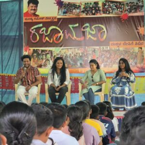 priyanka ds Instagram - 'ಆಸೆ'ಗಳೇ ಹಕ್ಕಿಗಳಾಗಿ,
ಕನಸುಗಳಾ ಆಗಸಕೇರೀ....."
ಮೈಸೂರಿನ ನಟನ ಸಂಸ್ಥೆಯ 
ರಜಾ ಮಜಾ ಮಕ್ಕಳ ಬೇಸಿಗೆ ಶಿಬಿರದ ಈ ದಿನದ 'ಸಾಧಕರೊಂದಿಗೆ ಸಂವಾದ'
ಕಾರ್ಯಕ್ರಮದ ಅಡಿಯಲ್ಲಿ 
ಭಾಗವಹಿಸಿದ್ದು ಆಸೆ ಧಾರಾವಾಹಿಯ ಪ್ರಮುಖ ಕಲಾವಿದರು :
ಶಾಂತಿ ಪಾತ್ರಧಾರಿ ಸ್ನೇಹ ನಂಬಿಯಾರ್, ಮೀನಾ ಪಾತ್ರಧಾರಿ ಪ್ರಿಯಾಂಕ, ರವಿ ಪಾತ್ರಧಾರಿ ಆಶ್ರಿತ್ ವಿಶ್ವನಾಥ್, ಮತ್ತು ಶೃತಿ ಪಾತ್ರಧಾರಿ ಇಂಚರ..
ರಜಾ ಮಜಾದ ವಿಶಿಷ್ಟ ಪರಿಕಲ್ಪನೆ ಬಗ್ಗೆ 
ಅಪಾರ ಶ್ಲಾಘನೆ ವ್ಯಕ್ತಪಡಿಸಿದ 
ಆಸೆ ಕಲಾವಿದರ ತಂಡಕ್ಕೆ 
ಮಕ್ಕಳು ಪಟಪಟನೆ 
ಮುದ್ದು ಮುದ್ದಾಗಿ ಅಸಂಖ್ಯ  ಪ್ರಶ್ನೆಗಳನ್ನು ಕೇಳಿ ಉತ್ತರ ಪಡೆದು ಚಂದದ ಸಂವಾದ ನಡೆಸಿದರು. 
ಮಕ್ಕಳು ಹಾಡಿದರು 
ಬಂದಿದ್ದ ಕಲಾವಿದರು 
ಮಕ್ಕಳೊಡನೆ ಮಕ್ಕಳಾಗಿ 
ತಮಟೆ ಸದ್ದಿಗೆ ಹೆಜ್ಜೆ ಹಾಕುವುದರ ಮೂಲಕ  ಕುಣಿದು ಕುಪ್ಪಳಿಸಿದರು 
ನಟನದಿಂದ ಆದರಿಸಲಾಯಿತು.
ಮನ ಬಿಚ್ಚಿ ಮಾತನಾಡುತ್ತಿದ್ದ ಮಕ್ಕಳ ಪ್ರಶ್ನೆಗಳು ಕುತೂಹಲಕರವಾಗಿದ್ದವು. 
ನಟನದಲ್ಲಿ ,
ನೀನಾಸಮ್ನಲ್ಲಿ,
ರಂಗಾಯಣದಲ್ಲಿ 
ತರಬೇತಿಗೊಂಡ 
ಅನೇಕ ಸಂಪನ್ಮೂಲ 
ಯುವಕ ಯುವತಿಯರು 
ರಜಾಮಜಾದ ಮಕ್ಕಳನ್ನು 
ಕಲೆಗೆ ಮನ ಒಲಿಯುವಂತೆ 
ಆಕರ್ಷಕವಾಗಿ ಸಿದ್ಧಗೊಳಿಸುತ್ತಿದ್ದಾರೆ. 
ಮಕ್ಕಳ ಮನದಲ್ಲಿ 
ರೋಮಾಂಚಕಾರೀ ಅಧ್ಯಾಯ ಆರಂಭವಾಗಿದೆ.
ಬಿರು ಬೇಸಿಗೆ ನಡುವೆ,
ಮಕ್ಕಳ ನಗೆಯೇ ತಂಪೆರೆಯುವ ಸಿಂಚನವಾಗಿದೆ.♥️❤️