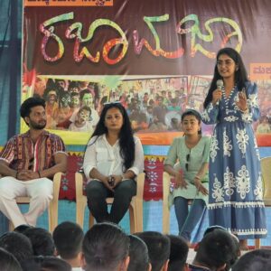 priyanka ds Instagram - 'ಆಸೆ'ಗಳೇ ಹಕ್ಕಿಗಳಾಗಿ,
ಕನಸುಗಳಾ ಆಗಸಕೇರೀ....."
ಮೈಸೂರಿನ ನಟನ ಸಂಸ್ಥೆಯ 
ರಜಾ ಮಜಾ ಮಕ್ಕಳ ಬೇಸಿಗೆ ಶಿಬಿರದ ಈ ದಿನದ 'ಸಾಧಕರೊಂದಿಗೆ ಸಂವಾದ'
ಕಾರ್ಯಕ್ರಮದ ಅಡಿಯಲ್ಲಿ 
ಭಾಗವಹಿಸಿದ್ದು ಆಸೆ ಧಾರಾವಾಹಿಯ ಪ್ರಮುಖ ಕಲಾವಿದರು :
ಶಾಂತಿ ಪಾತ್ರಧಾರಿ ಸ್ನೇಹ ನಂಬಿಯಾರ್, ಮೀನಾ ಪಾತ್ರಧಾರಿ ಪ್ರಿಯಾಂಕ, ರವಿ ಪಾತ್ರಧಾರಿ ಆಶ್ರಿತ್ ವಿಶ್ವನಾಥ್, ಮತ್ತು ಶೃತಿ ಪಾತ್ರಧಾರಿ ಇಂಚರ..
ರಜಾ ಮಜಾದ ವಿಶಿಷ್ಟ ಪರಿಕಲ್ಪನೆ ಬಗ್ಗೆ 
ಅಪಾರ ಶ್ಲಾಘನೆ ವ್ಯಕ್ತಪಡಿಸಿದ 
ಆಸೆ ಕಲಾವಿದರ ತಂಡಕ್ಕೆ 
ಮಕ್ಕಳು ಪಟಪಟನೆ 
ಮುದ್ದು ಮುದ್ದಾಗಿ ಅಸಂಖ್ಯ  ಪ್ರಶ್ನೆಗಳನ್ನು ಕೇಳಿ ಉತ್ತರ ಪಡೆದು ಚಂದದ ಸಂವಾದ ನಡೆಸಿದರು. 
ಮಕ್ಕಳು ಹಾಡಿದರು 
ಬಂದಿದ್ದ ಕಲಾವಿದರು 
ಮಕ್ಕಳೊಡನೆ ಮಕ್ಕಳಾಗಿ 
ತಮಟೆ ಸದ್ದಿಗೆ ಹೆಜ್ಜೆ ಹಾಕುವುದರ ಮೂಲಕ  ಕುಣಿದು ಕುಪ್ಪಳಿಸಿದರು 
ನಟನದಿಂದ ಆದರಿಸಲಾಯಿತು.
ಮನ ಬಿಚ್ಚಿ ಮಾತನಾಡುತ್ತಿದ್ದ ಮಕ್ಕಳ ಪ್ರಶ್ನೆಗಳು ಕುತೂಹಲಕರವಾಗಿದ್ದವು. 
ನಟನದಲ್ಲಿ ,
ನೀನಾಸಮ್ನಲ್ಲಿ,
ರಂಗಾಯಣದಲ್ಲಿ 
ತರಬೇತಿಗೊಂಡ 
ಅನೇಕ ಸಂಪನ್ಮೂಲ 
ಯುವಕ ಯುವತಿಯರು 
ರಜಾಮಜಾದ ಮಕ್ಕಳನ್ನು 
ಕಲೆಗೆ ಮನ ಒಲಿಯುವಂತೆ 
ಆಕರ್ಷಕವಾಗಿ ಸಿದ್ಧಗೊಳಿಸುತ್ತಿದ್ದಾರೆ. 
ಮಕ್ಕಳ ಮನದಲ್ಲಿ 
ರೋಮಾಂಚಕಾರೀ ಅಧ್ಯಾಯ ಆರಂಭವಾಗಿದೆ.
ಬಿರು ಬೇಸಿಗೆ ನಡುವೆ,
ಮಕ್ಕಳ ನಗೆಯೇ ತಂಪೆರೆಯುವ ಸಿಂಚನವಾಗಿದೆ.♥️❤️