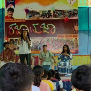 priyanka ds Instagram - 'ಆಸೆ'ಗಳೇ ಹಕ್ಕಿಗಳಾಗಿ,
ಕನಸುಗಳಾ ಆಗಸಕೇರೀ....."
ಮೈಸೂರಿನ ನಟನ ಸಂಸ್ಥೆಯ 
ರಜಾ ಮಜಾ ಮಕ್ಕಳ ಬೇಸಿಗೆ ಶಿಬಿರದ ಈ ದಿನದ 'ಸಾಧಕರೊಂದಿಗೆ ಸಂವಾದ'
ಕಾರ್ಯಕ್ರಮದ ಅಡಿಯಲ್ಲಿ 
ಭಾಗವಹಿಸಿದ್ದು ಆಸೆ ಧಾರಾವಾಹಿಯ ಪ್ರಮುಖ ಕಲಾವಿದರು :
ಶಾಂತಿ ಪಾತ್ರಧಾರಿ ಸ್ನೇಹ ನಂಬಿಯಾರ್, ಮೀನಾ ಪಾತ್ರಧಾರಿ ಪ್ರಿಯಾಂಕ, ರವಿ ಪಾತ್ರಧಾರಿ ಆಶ್ರಿತ್ ವಿಶ್ವನಾಥ್, ಮತ್ತು ಶೃತಿ ಪಾತ್ರಧಾರಿ ಇಂಚರ..
ರಜಾ ಮಜಾದ ವಿಶಿಷ್ಟ ಪರಿಕಲ್ಪನೆ ಬಗ್ಗೆ 
ಅಪಾರ ಶ್ಲಾಘನೆ ವ್ಯಕ್ತಪಡಿಸಿದ 
ಆಸೆ ಕಲಾವಿದರ ತಂಡಕ್ಕೆ 
ಮಕ್ಕಳು ಪಟಪಟನೆ 
ಮುದ್ದು ಮುದ್ದಾಗಿ ಅಸಂಖ್ಯ  ಪ್ರಶ್ನೆಗಳನ್ನು ಕೇಳಿ ಉತ್ತರ ಪಡೆದು ಚಂದದ ಸಂವಾದ ನಡೆಸಿದರು. 
ಮಕ್ಕಳು ಹಾಡಿದರು 
ಬಂದಿದ್ದ ಕಲಾವಿದರು 
ಮಕ್ಕಳೊಡನೆ ಮಕ್ಕಳಾಗಿ 
ತಮಟೆ ಸದ್ದಿಗೆ ಹೆಜ್ಜೆ ಹಾಕುವುದರ ಮೂಲಕ  ಕುಣಿದು ಕುಪ್ಪಳಿಸಿದರು 
ನಟನದಿಂದ ಆದರಿಸಲಾಯಿತು.
ಮನ ಬಿಚ್ಚಿ ಮಾತನಾಡುತ್ತಿದ್ದ ಮಕ್ಕಳ ಪ್ರಶ್ನೆಗಳು ಕುತೂಹಲಕರವಾಗಿದ್ದವು. 
ನಟನದಲ್ಲಿ ,
ನೀನಾಸಮ್ನಲ್ಲಿ,
ರಂಗಾಯಣದಲ್ಲಿ 
ತರಬೇತಿಗೊಂಡ 
ಅನೇಕ ಸಂಪನ್ಮೂಲ 
ಯುವಕ ಯುವತಿಯರು 
ರಜಾಮಜಾದ ಮಕ್ಕಳನ್ನು 
ಕಲೆಗೆ ಮನ ಒಲಿಯುವಂತೆ 
ಆಕರ್ಷಕವಾಗಿ ಸಿದ್ಧಗೊಳಿಸುತ್ತಿದ್ದಾರೆ. 
ಮಕ್ಕಳ ಮನದಲ್ಲಿ 
ರೋಮಾಂಚಕಾರೀ ಅಧ್ಯಾಯ ಆರಂಭವಾಗಿದೆ.
ಬಿರು ಬೇಸಿಗೆ ನಡುವೆ,
ಮಕ್ಕಳ ನಗೆಯೇ ತಂಪೆರೆಯುವ ಸಿಂಚನವಾಗಿದೆ.♥️❤️