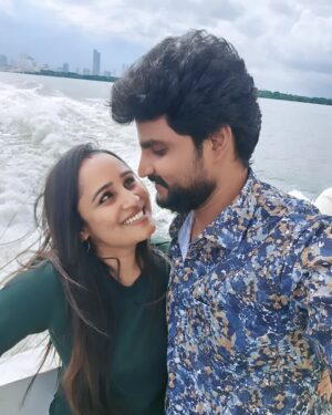 vj Santhiya Instagram - @mkrish_90 🥰🫂🫂

#mrsmurali #avalsanthiya #smilemore #spreadlove #travel #indonesia #malasiadiaries♥️ #behindthescenes #romatic #tamilsonglyrics #family #livetoexplore #loveit