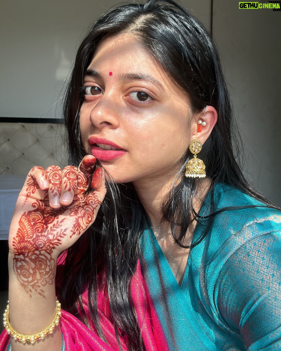 yashashree rao - 125.1K Likes - When you’re half South Indian and half Marathi, so you wear a saree from Mangalore and a भिकबाळी. 💗😛
#instagram #instadaily #explore #fyp #foryou #explorepage #traditional #saree