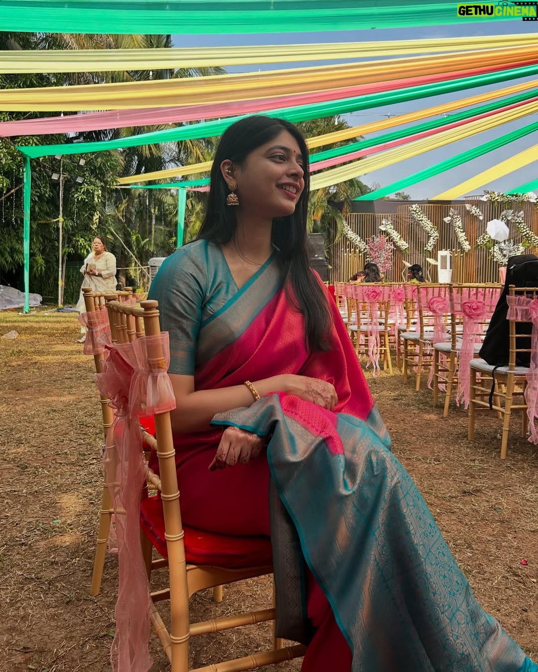yashashree rao - 125.1K Likes - When you’re half South Indian and half Marathi, so you wear a saree from Mangalore and a भिकबाळी. 💗😛
#instagram #instadaily #explore #fyp #foryou #explorepage #traditional #saree