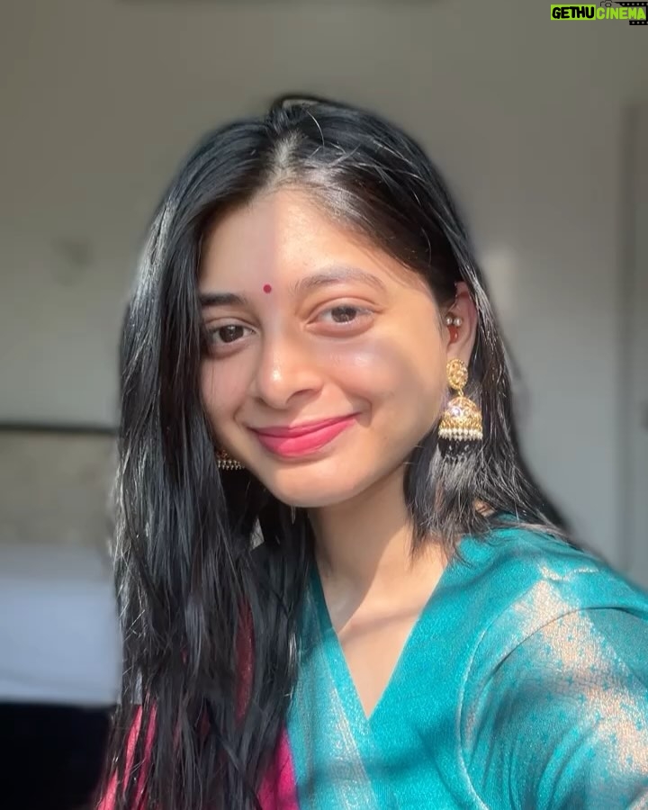 yashashree rao - 125.1K Likes - When you’re half South Indian and half Marathi, so you wear a saree from Mangalore and a भिकबाळी. 💗😛
#instagram #instadaily #explore #fyp #foryou #explorepage #traditional #saree