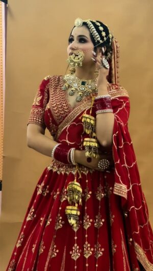 Aanchal Dhiman Instagram - 🧿 

#foryou #foryoupage #makeup #makeuptutorial #look #makeupideas #model #models #nazar #insta #instamood #instagood #viral #viralreels #reel #support
