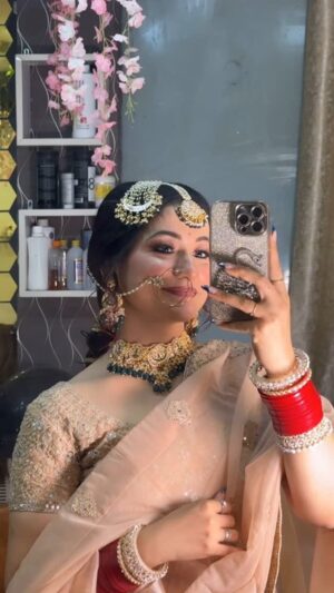 Aanchal Dhiman Instagram - ✌🏻🫢

#foryou #foryoupage #like #likemyphoto #like4like #support #followforfollow #followers #attitute #attitude #réel #reel #makeup #make #artist #look