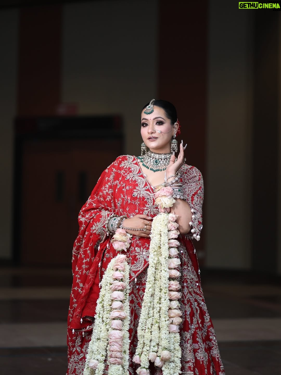 Aanchal Dhiman - 1.2K Likes - Khoobasoorat 🌸♥️

MUA: @preetikhatana_07 
Outfit: @muanitacouture 
Jewellery: @aadamyastore 
In frame : @dream.girl.aanchal 
Hair by: @soniya_hairstylist