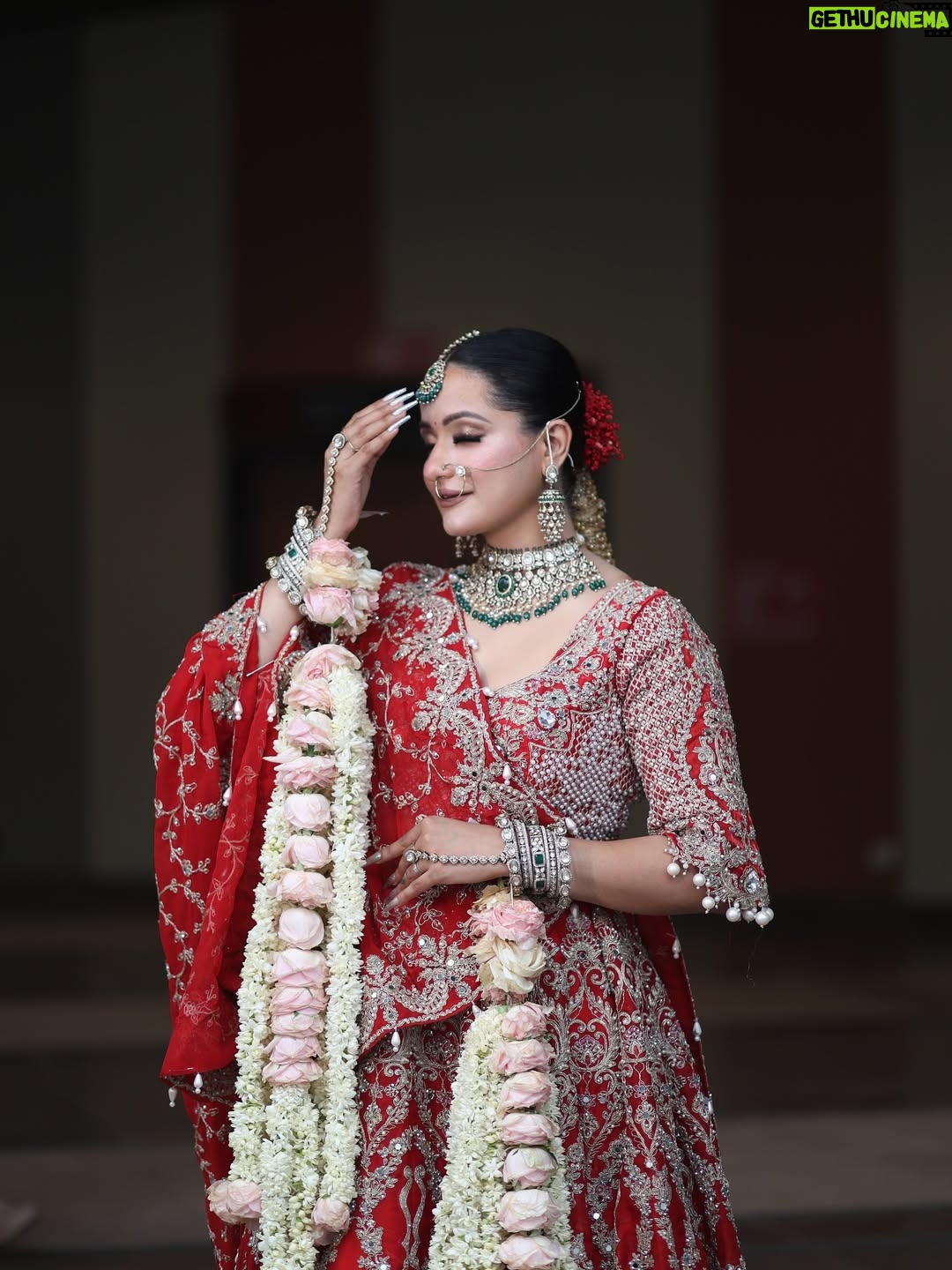 Aanchal Dhiman - 1.2K Likes - Khoobasoorat 🌸♥️

MUA: @preetikhatana_07 
Outfit: @muanitacouture 
Jewellery: @aadamyastore 
In frame : @dream.girl.aanchal 
Hair by: @soniya_hairstylist