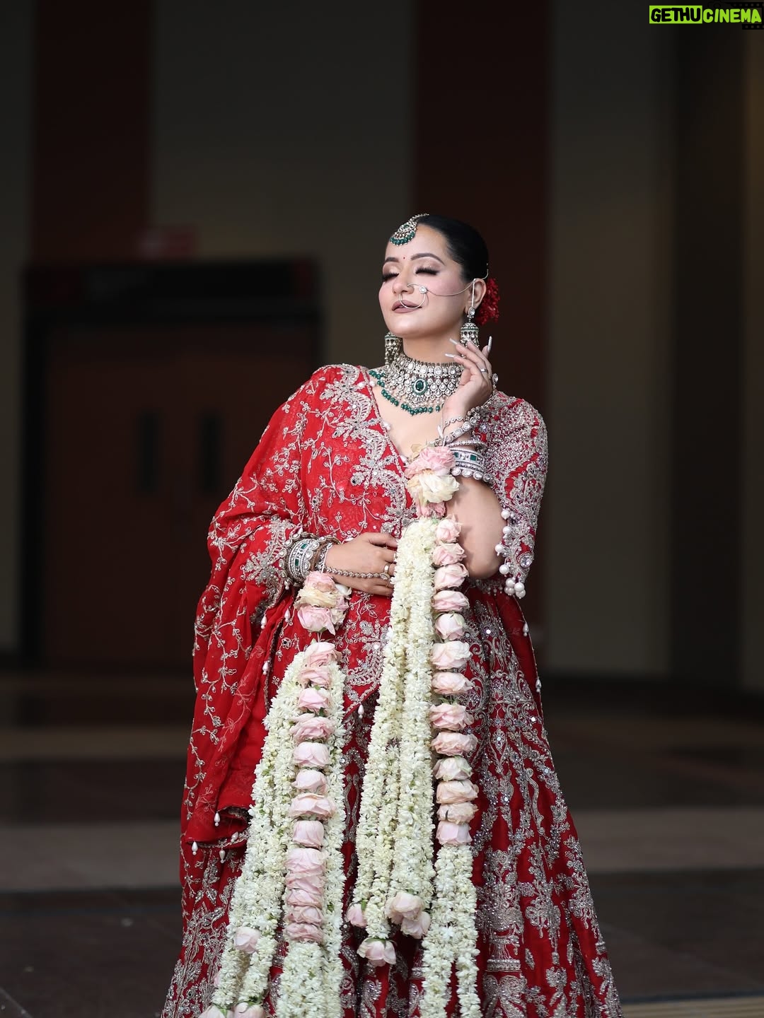 Aanchal Dhiman - 1.2K Likes - Khoobasoorat 🌸♥️

MUA: @preetikhatana_07 
Outfit: @muanitacouture 
Jewellery: @aadamyastore 
In frame : @dream.girl.aanchal 
Hair by: @soniya_hairstylist